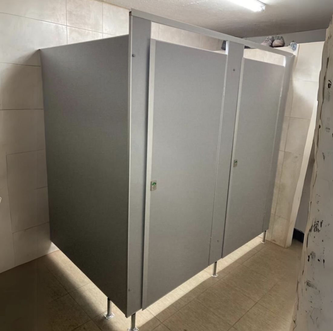 Batería de dos box sanitarios grises de melamina sobre patas de acero inoxidable