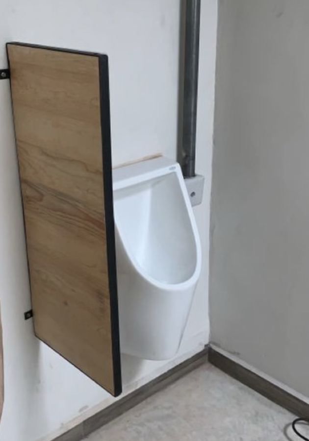 Divisor de mingitorio de melamina símil madera fijado a la pared